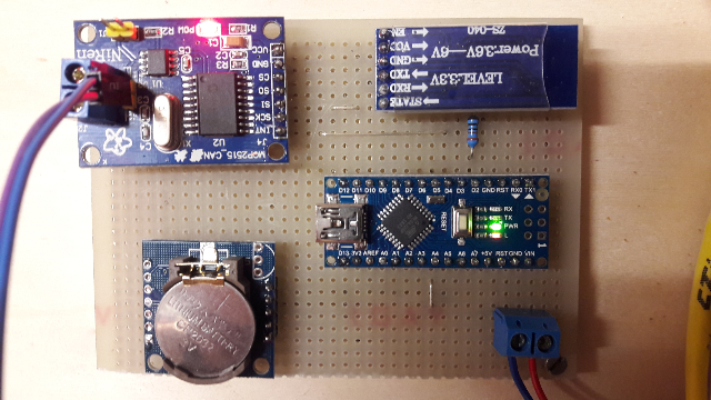 Hier der Aufbau des Bordcomputers für die Anzeige mit der Virtuino App.
Oben links ist das CAN-Modul zu sehen, oben rechts das Bluetooth Modul,
unten links die RTC zum Speichern der Werte und unten rechts der Arduino Nano.
Angeschlossen wird nur die Betriebsspannung und der CAN-Bus. Bordcomputer Board.jpg