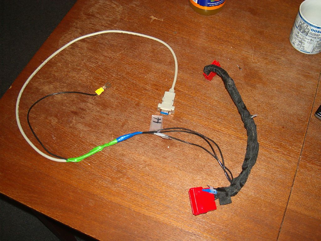 CarPC-Stecker CarPC-68-Steckerbau_MINI_ISO_Stecker_mit_Nullmodem_Kabel_&_Massekabel_verbunden.JPG